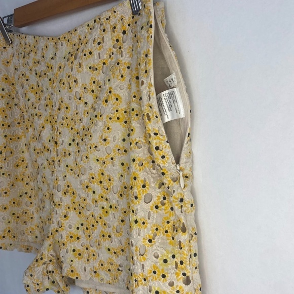 Urban Outfitters High Rise Balboa Eyelet Lace Tan Yellow Daisy Shorts Large EUC - Picture 2 of 5